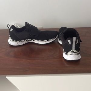TIEM Slipstream Cycling Shoe size 7, black marble (used 2x)